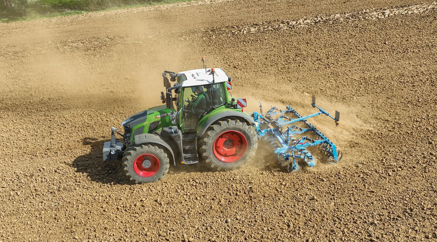Fendt in field