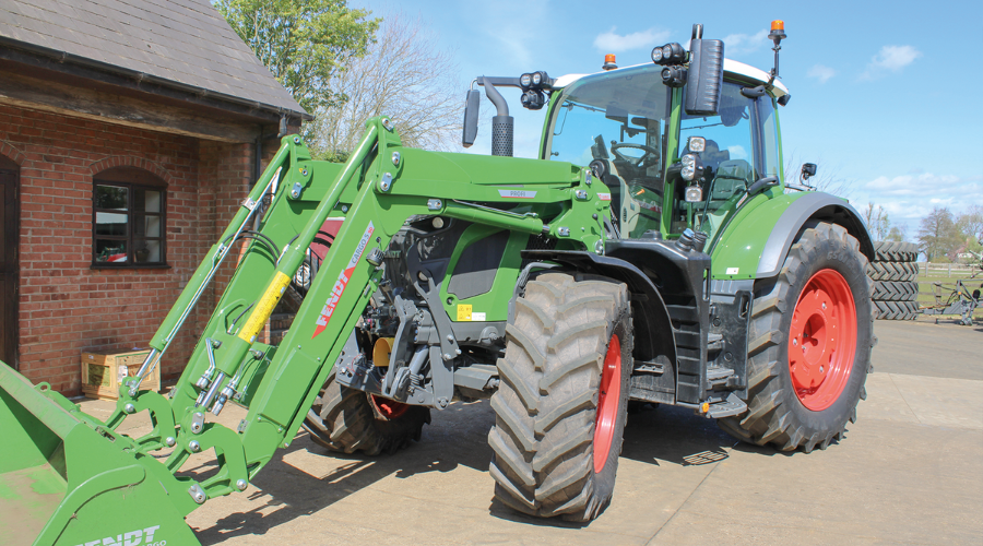 620 vario equipped with Cargo 5.90 profi front ladder